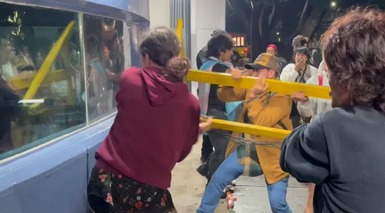 Manifestantes intentan irrumpir en la Fiscalía de la CDMX y se enfrentan con policías