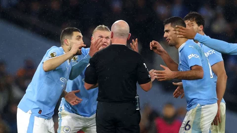 Los jugadores del Manchester City reclamar al árbitro