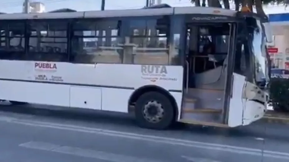 Unidad del RUTA sufrió choque sobre la 11 Sur en Puebla hoy: Hay tráfico y cierre