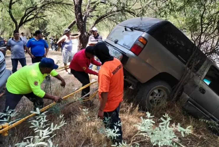 Durango Rescatan camioneta que cayó a río en Lerdo.jpg