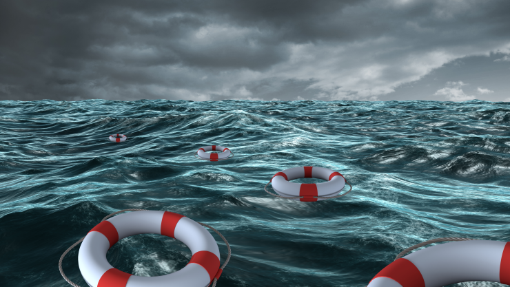 Mar azul con cielo nublado gris y salvavidas de rayas rojas flotando.