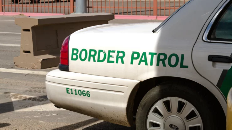 arrestan agente de border patrol