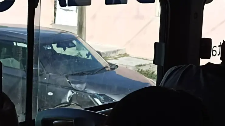 Fuerte accidente entre un Va y Ven y un auto particular deja graves daños, hoy 12 de marzo de 2025