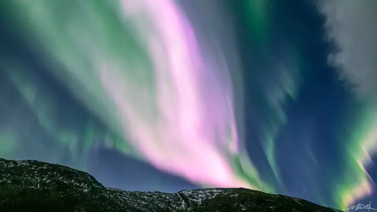 Extraña aurora boreal rosa ilumina el cielo en Noruega, ¿qué pasó?