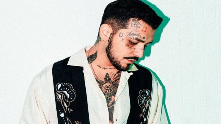 Christian Nodal reaparece con sorprendente look y lo comparan con Johnny Depp