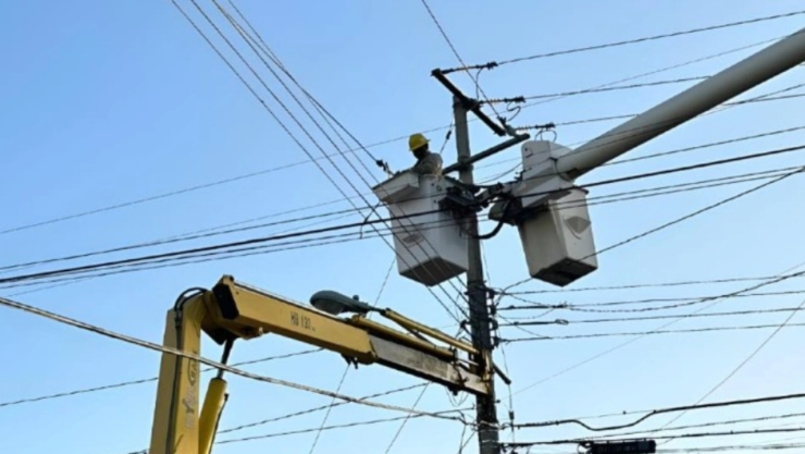 Apagón afecta a Yucatán Quintana Roo y Chiapas tras falla en dos líneas de transmisión la CFE trabaja para restablecer el serv.webp