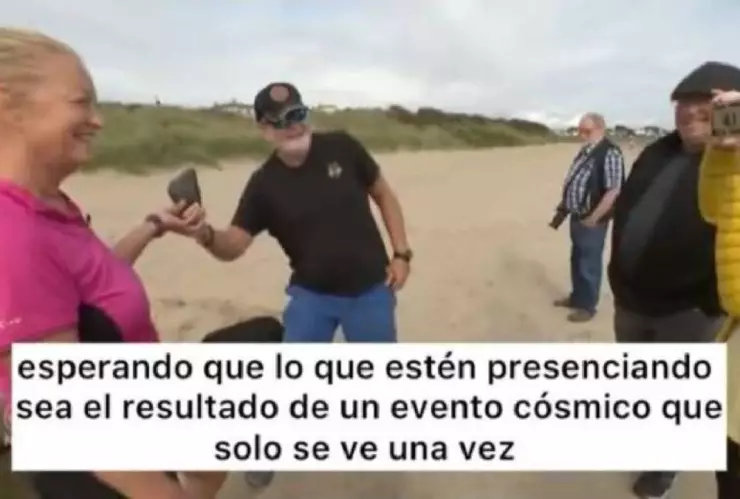 Jóvenes cavan hoyo en la arena