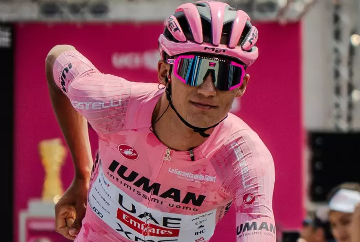 Isaac del Toro sigue portando la maglia rosa en el Giro de Italia