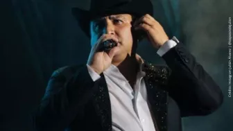 Julión Álvarez cantando..jpg