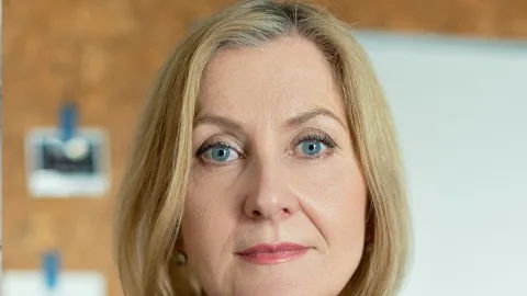 Los 3 tintes de pelo para mujeres de 50 a 60 años que siempre pueden ocupar para lucir las canas y verse hermosas Rubio Ceniza Perlado.jpg