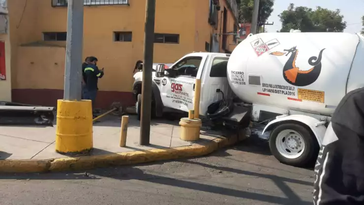 Una pipa que transportaba gas LP choco sobre una vivienda ubicada la esquina de la calle Mártires Irlandeses y Calzada de Tlalpan