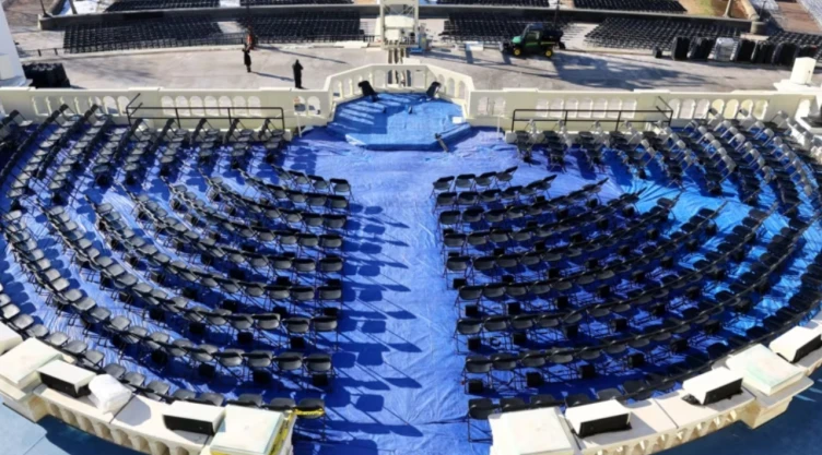 Semicírculo con sillas para la toma de presidencia de Donald Trump