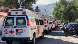 Además, decenas de voluntarios apoyaron con palas, picos y cubetas para remover las rocas sólidas que están encima de las casas afectadas.