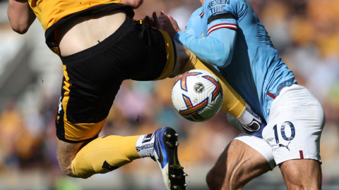 Entrada asesina de Collins sobre Grealish