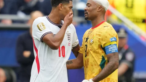 Jude Bellingham se tapa la boca y no es expulsado durante el Inglaterra vs Ghana