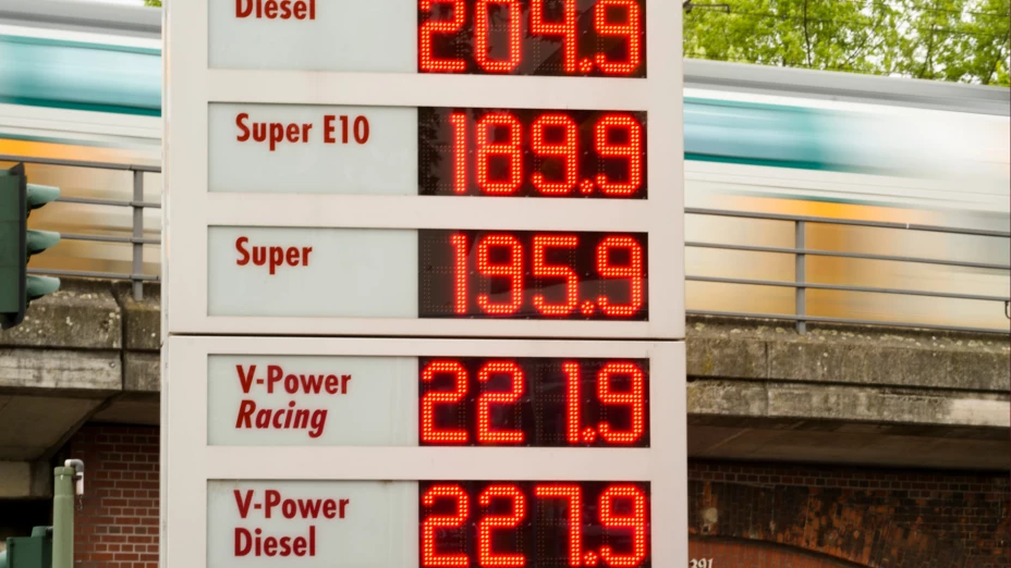 Precios de combustible en euros en gasolinera de Berlín, Alemania.