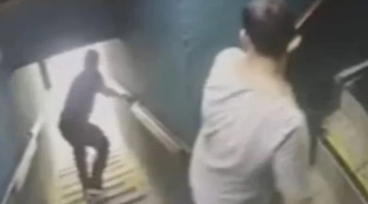 Muere hombre al caer de escaleras mientras salía de un bar en Monterrey, NL. En la imagen se observa cómo el cliente es apoyado por un trabajador para que salga con precaución; sin embargo, tras dejarlo en el camino, el hombre tropieza, cae y sufre lesiones que minutos más tarde acaban con su vida.