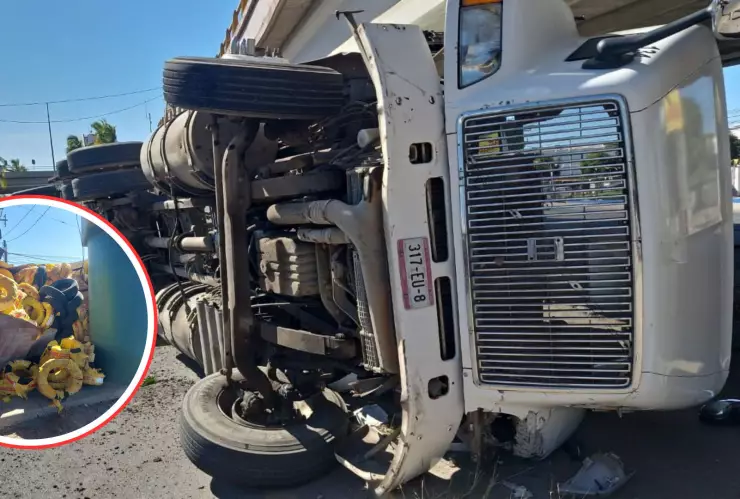 Vuelca tráiler en el puente La Corona en la salida norte de la ciudad de Mazatlán. .jpg