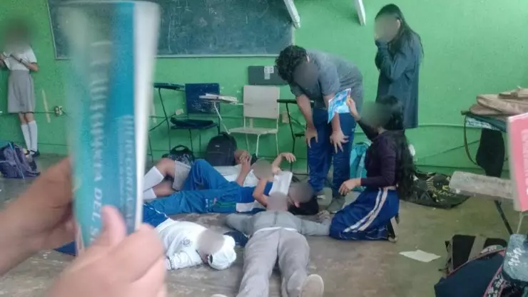 Maestro encierra a alumnos en salón caluroso