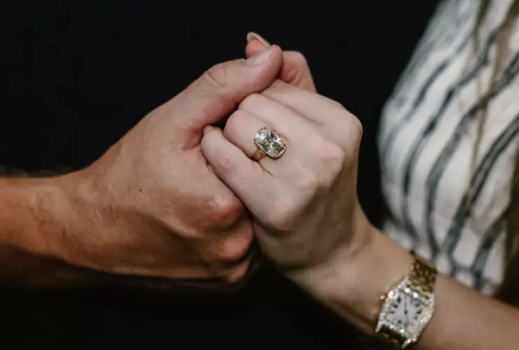 anillo de Taylor Swift.png