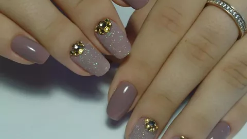 Diseño gem nails de acento minimalista