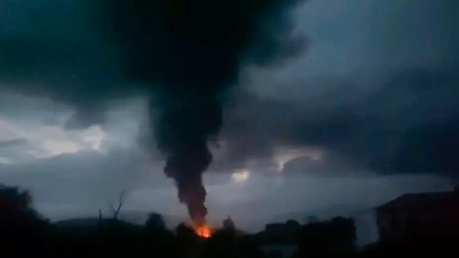 Humo tras la explosión de una gasolinera en Nagorno Karabaj.