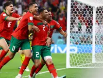 Jugadores de Marruecos celebran tras el último penal