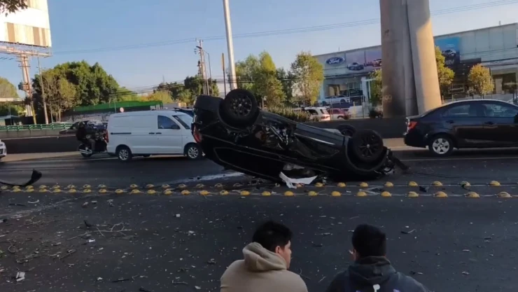 Accidente en Periférico Sur: Auto vuelca tras esquivar bache y chocar un tráiler