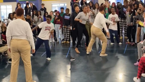 Maestra es retada por estudiante a batalla de baile