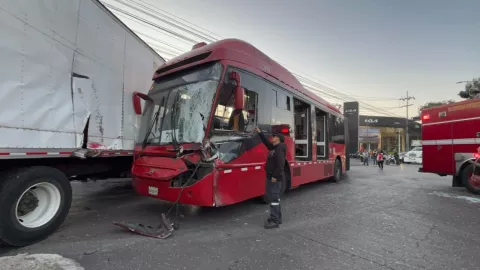 Metrobús de la CDMX choca y deja 11 heridos en la colonia Industrial Vallejo