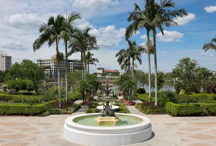 Una fuente de agua en medio de un parque en Lakeland, en el condado de Polk