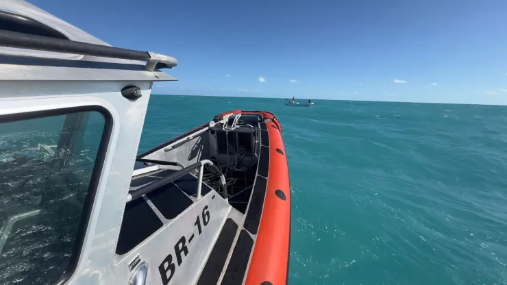 Por mar y tierra, personal de la Marina rescató a los pescadores varados en el mar, tras el avistamiento del avión Persuader operado totalmente por elementos femeninos