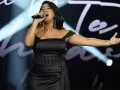 ¡Brisa Santana cantó “Manías” de Thalía! Pero lo que la académica no esperaba era recibir un mensaje de motivación de la misma Thalía, antes de iniciar con su presentación.
Espinoza Paz quedó impresionado con la interpretación de la académica y reconoció que tiene una capacidad vocal para cantar varios géneros musicales.