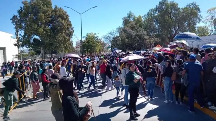 Estampida en filas para entrega de pulseras del Buki