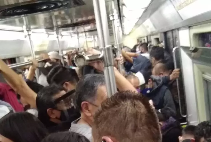 Metro CDMX vagon lleno