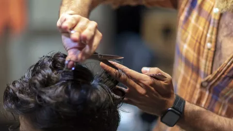 Asesinan a dueño de una barbería mientras cortaba el cabello a niño