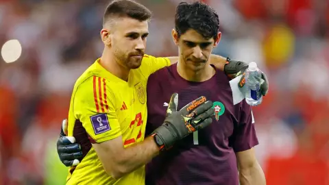 Unai Simón y Bono previo a la serie de penales