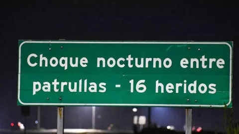 _¡Alerta! CHOQUE ENTRE PATRULLAS deja 16 policías lesionados tras salir volando de las unidades, en esta carretera de Michoacán.jpg