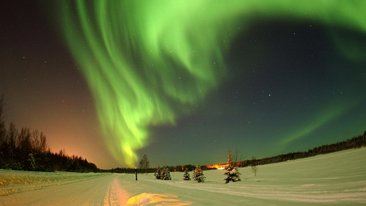 Descubre cómo es vivir la noche polar de tres meses de duración y oscuridad constante.
