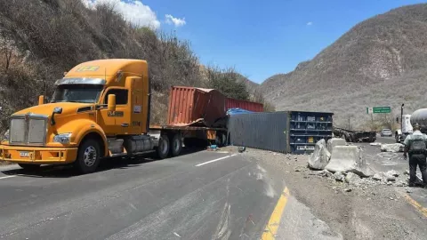 accidente-trailer-autopista-colima-manzanillo.jpg