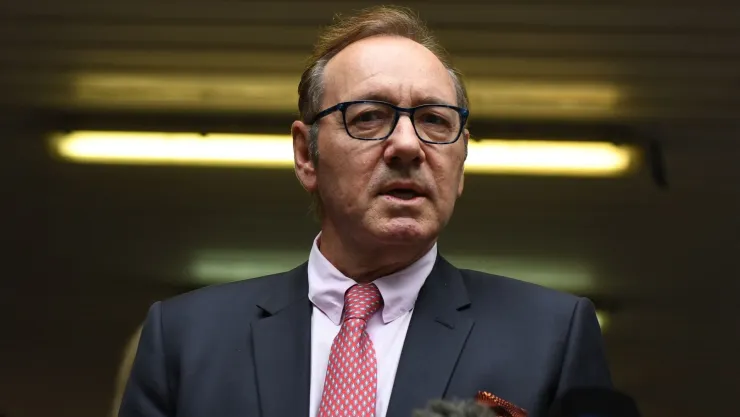 Kevin Spacey en conferencia de prensa tras las acusaciones en su contra
