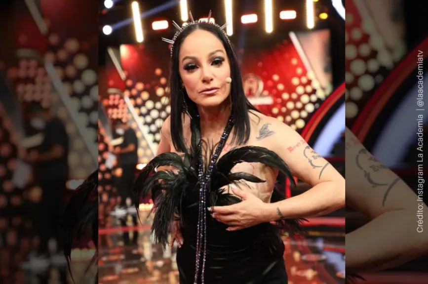 Lola Cortes plumas.jpg
