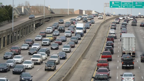 Autos avanzan por carretera de Texas