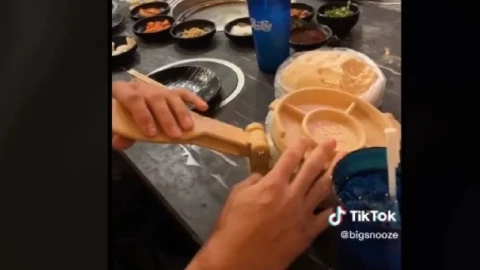 Viral Mexicanos preparan sus propias tortillas en restaurante coreano.jpg