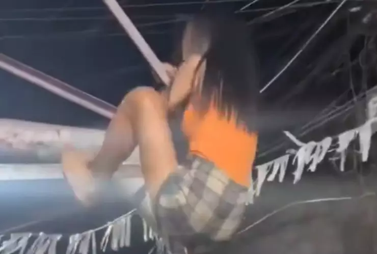 Joven cae de poste de baloncesto al intentar bailar y el video se vuelve viral