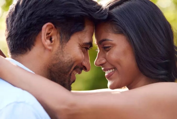 ¿Cuántos años le debo de llevar a mi pareja para una larga relación?