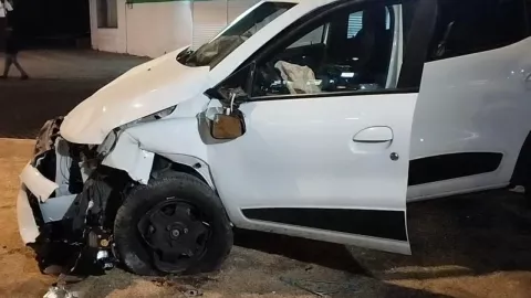 Conductor choca contra monumento en Avenida Juárez de Puebla