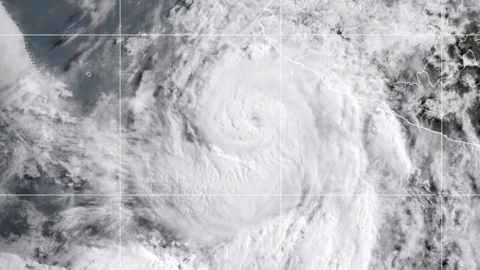 ‘Flossie’ se debilita a categoría 2.