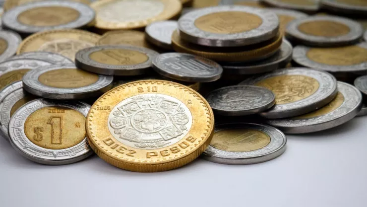 mont&oacute;n con monedas mexicanas de diferentes denominaciones