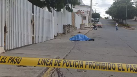Asesinan a balazos a un hombre frente al STASAC en Culiacán hoy 21 de febrero de 2025. (1).jpg